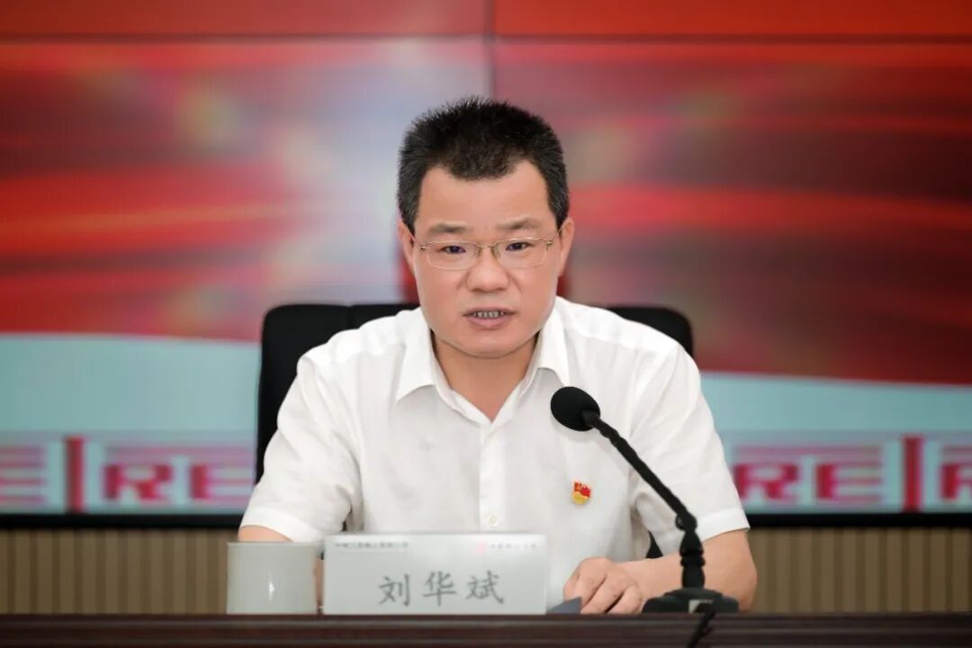 刘华斌到888gbt贵宾厅集团讲授专题党课并调研